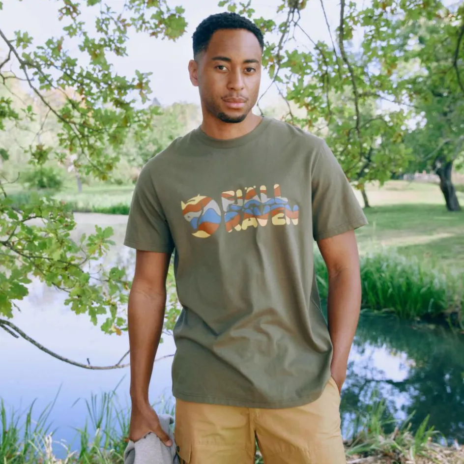 Herren Fjällräven Shirts Und Tops^MULTICOLOR LOGO T-SHIRT M Herren - T-Shirt