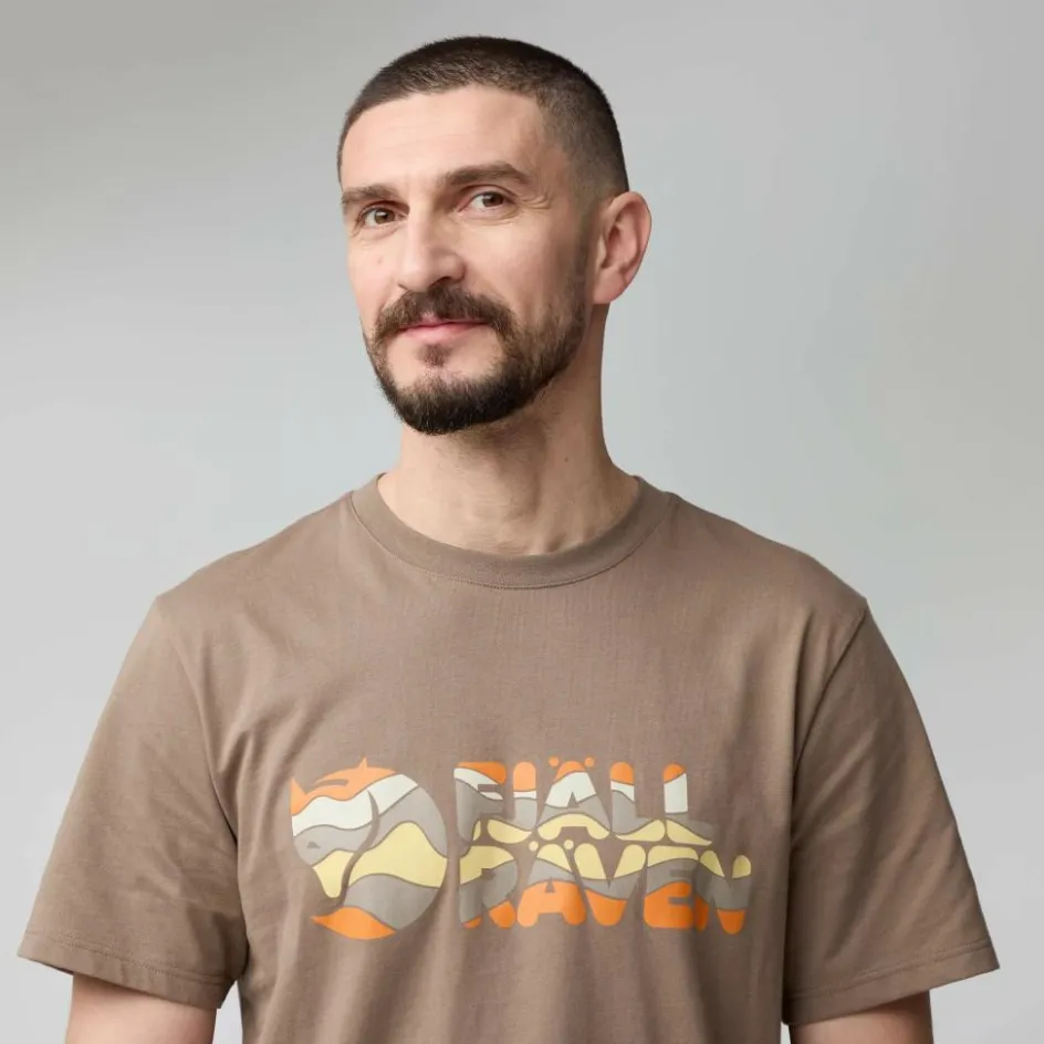 Herren Fjällräven Shirts Und Tops^MULTICOLOR LOGO T-SHIRT M Herren - T-Shirt